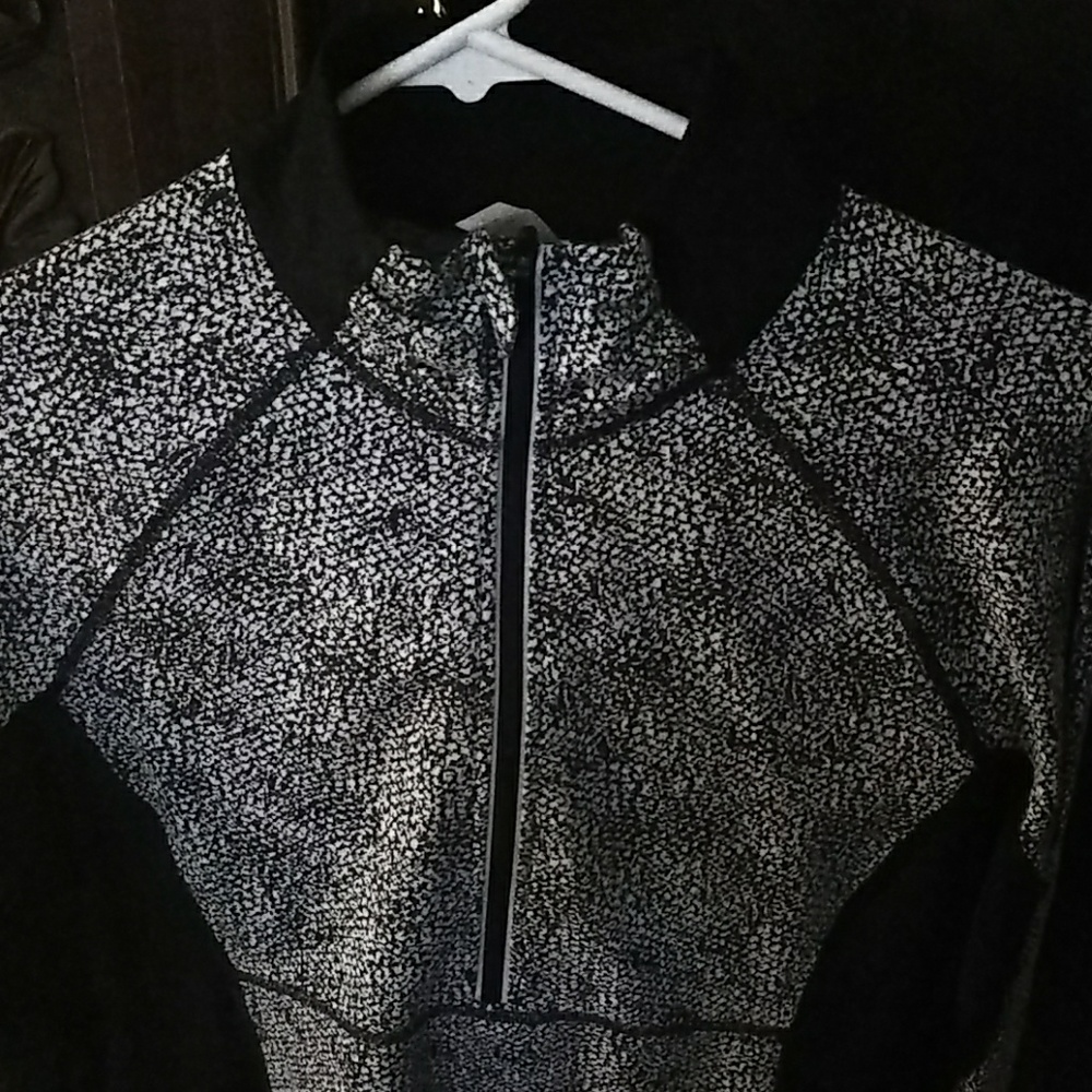 Workout long sleeve jacket with zipper in front